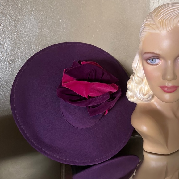 DESIGNER 1940s\' PURPLE FELT WIDE BRIM HAT -  PURPLE/FUCHSIA DRAPED VELVETY TRIM